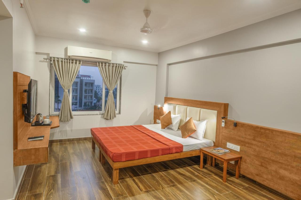 Hotel Opal Kolhapur Exteriör bild